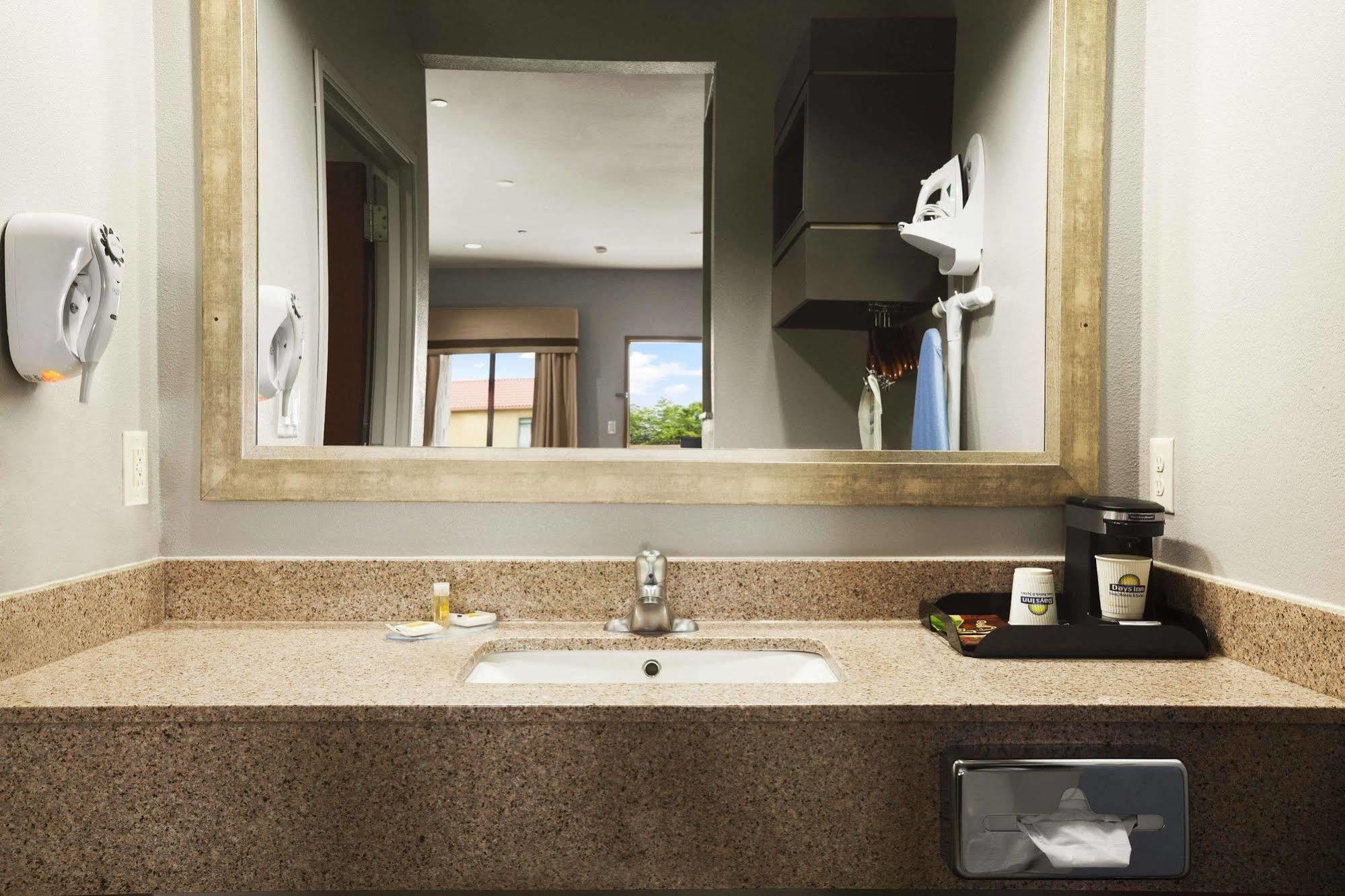 Days Inn & Suites By Wyndham Houston North-Spring Westfield ภายนอก รูปภาพ