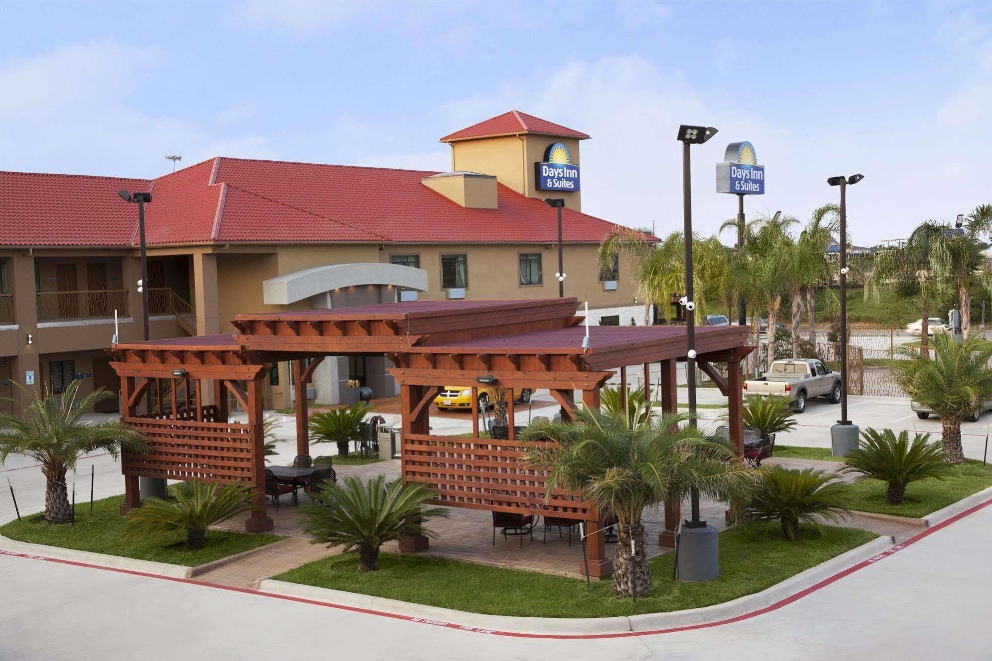 Days Inn & Suites By Wyndham Houston North-Spring Westfield ภายนอก รูปภาพ